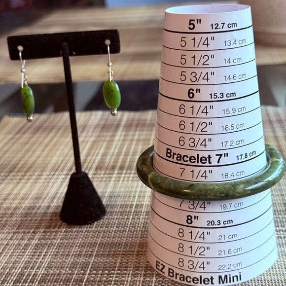 New Jade Bangle Bracelet & Coordinating Dangling Green Earrings. - Picture 1 of 7